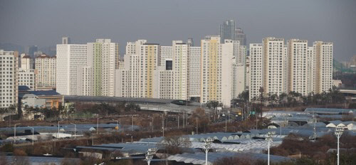 한국감정원에 따르면 올해 공시가격 상승률 1위를 차지한 과천 집값이 6년 7개월 만에 최대 폭으로 떨어졌다.<연합뉴스>